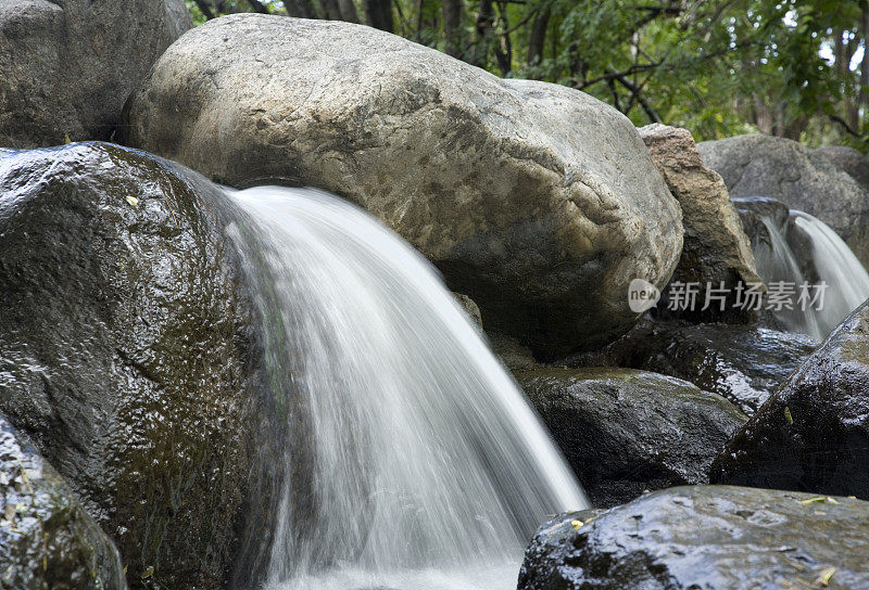 光滑的水流