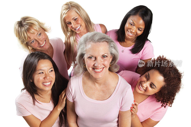 一群穿着粉色衣服的妇女注视着幸存者