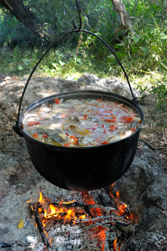 锅与热的食物户外