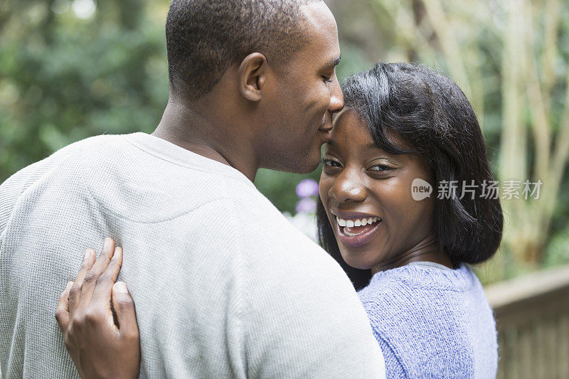 快乐的黑人女人被男朋友亲吻额头