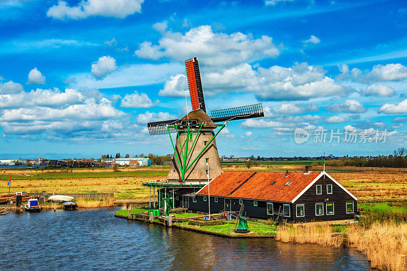 荷兰运河上的传统荷兰风车