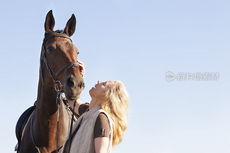 成熟的女人和她的马友谊