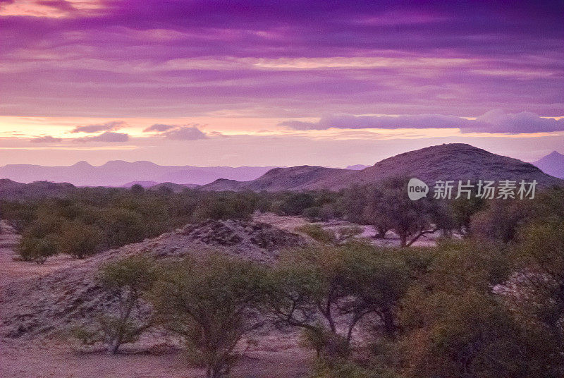 纳米比亚沙漠中的超现实日落