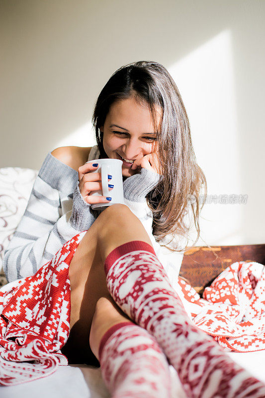 微笑的女人喝热咖啡