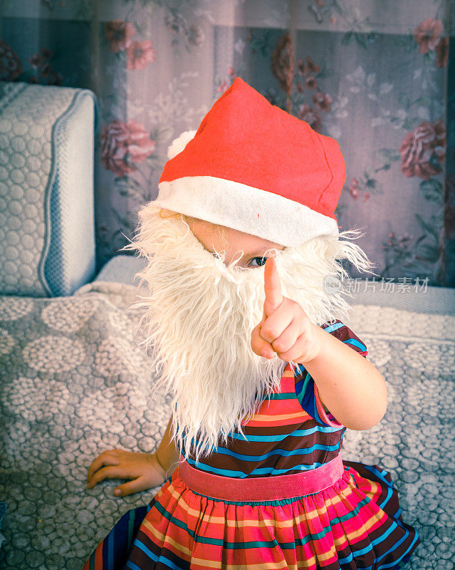 戴着圣诞老人帽的可爱女孩