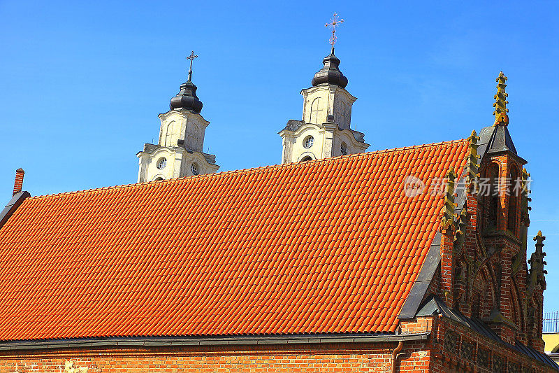 立陶宛-波罗的海，考纳斯，日落时分的钟楼、教堂、屋顶瓦