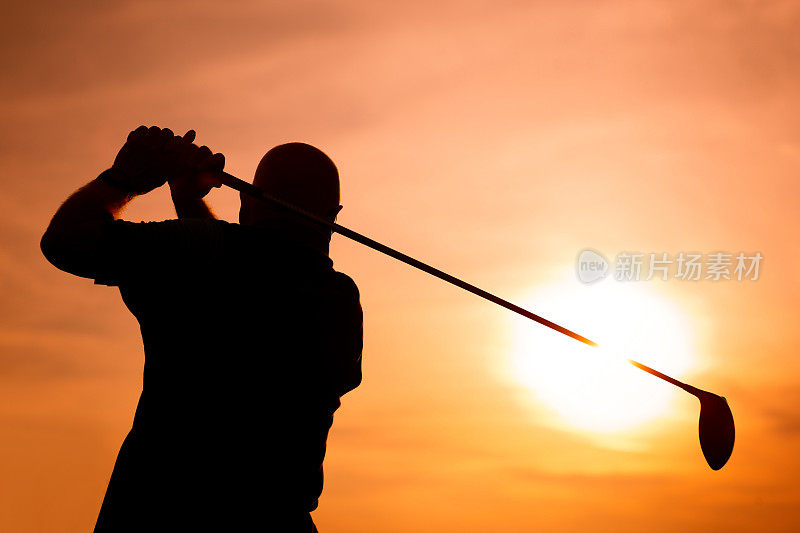 高尔夫球手的剪影与夕阳