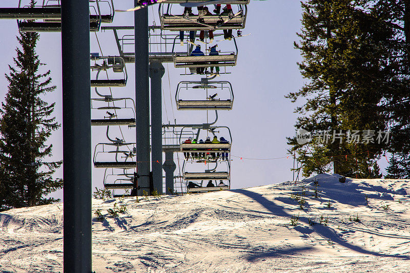在滑雪胜地乘坐缆车
