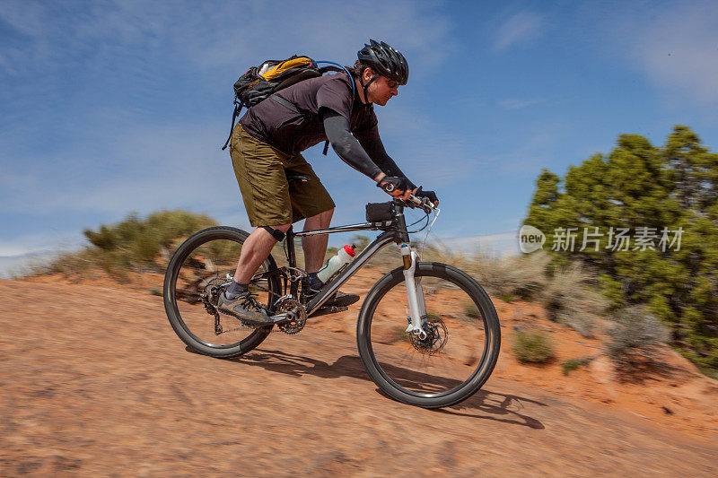 山地自行车沿着犹他州摩押的毒蜘蛛台地小径。