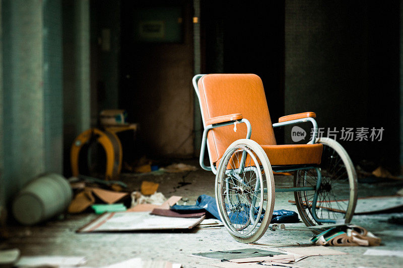 废弃的轮椅在医院走廊没有人