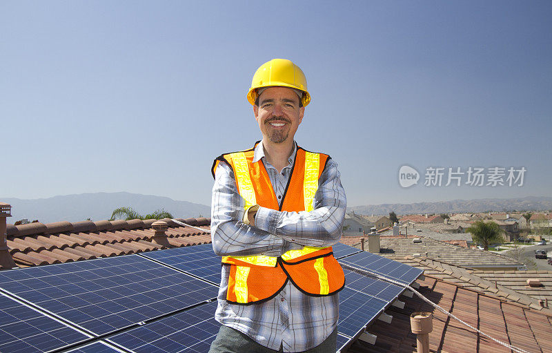 屋顶上的太阳能电池板人微笑