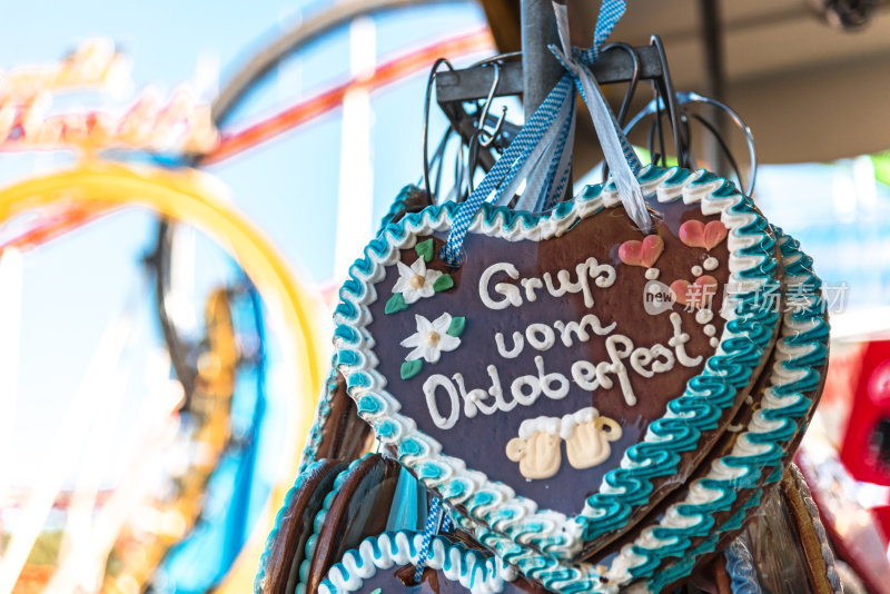 十月节姜饼心挂在摊位上