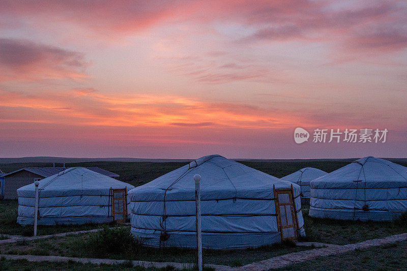 蒙古:日出时的蒙古包营地