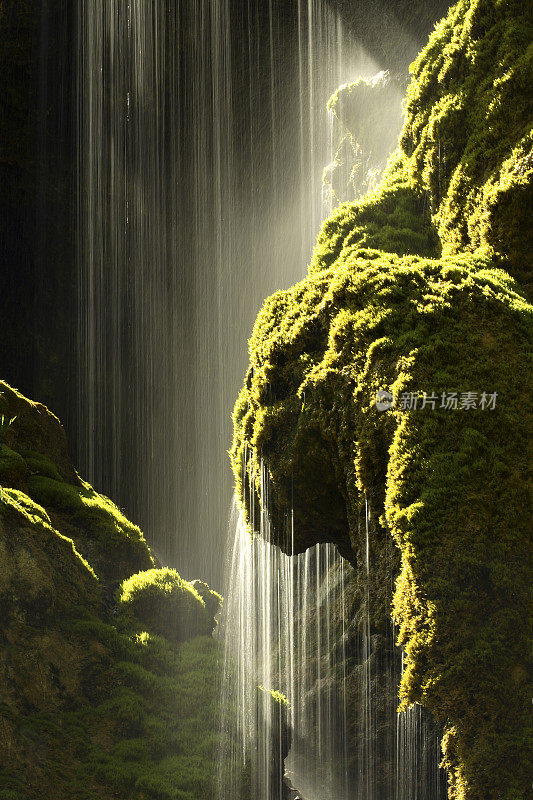 苔藓覆盖瀑布和阳光