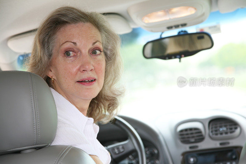 年长的成年妇女回头看交通