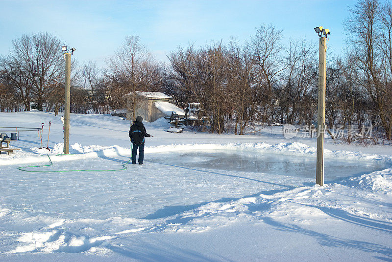 在后院的雪地上建一个溜冰场。