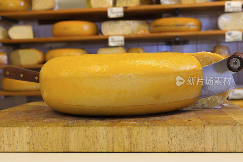 切好的奶酪放在木砧板上