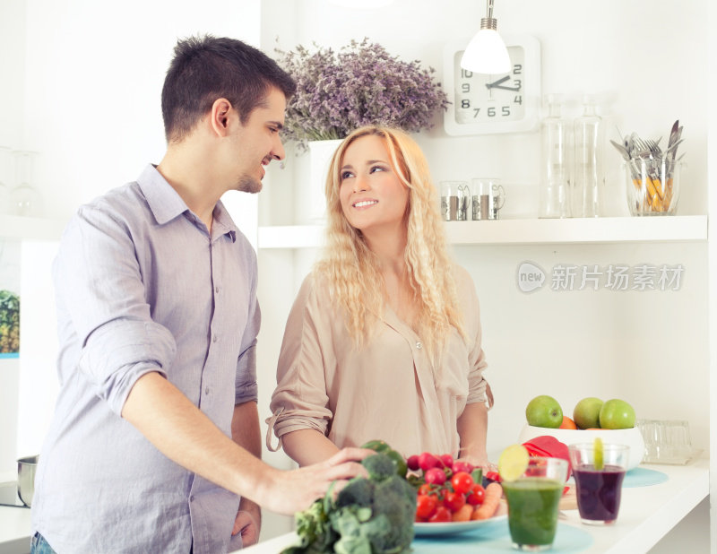 年轻夫妇一起做饭