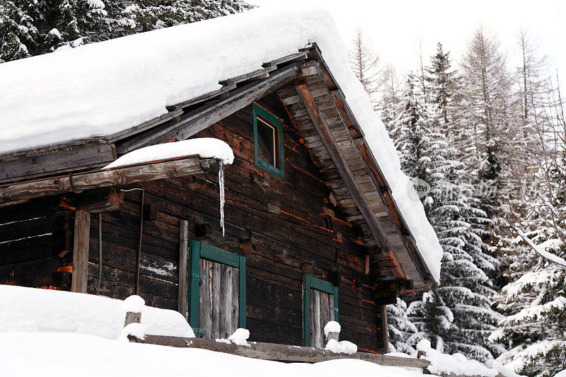 山上的小屋被雪覆盖着