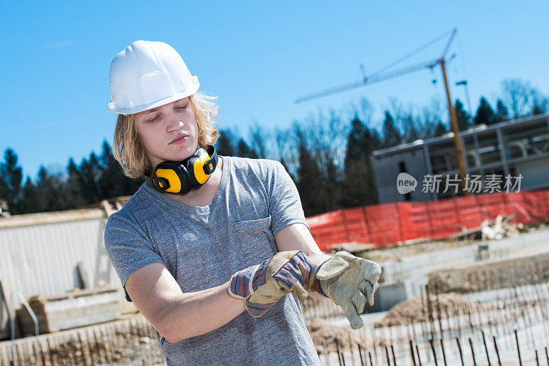 戴手套的建筑工人