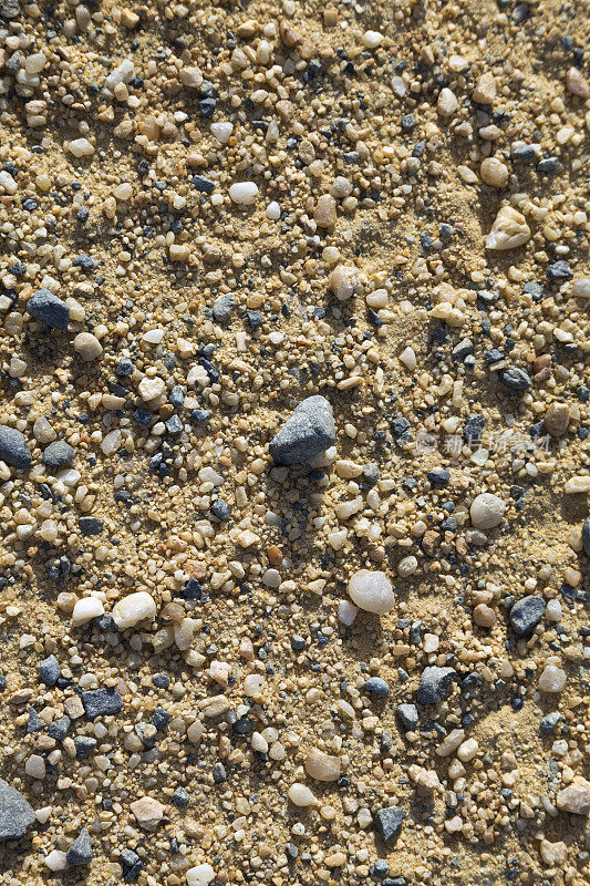 鹅卵石在沙地上