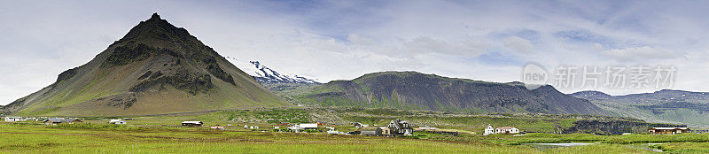 冰岛偏远的北极村山湾全景