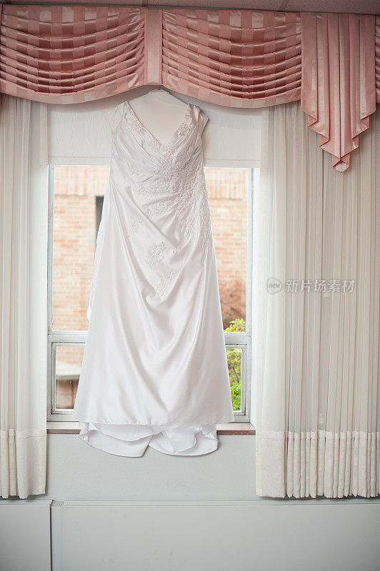 挂在窗口的婚纱