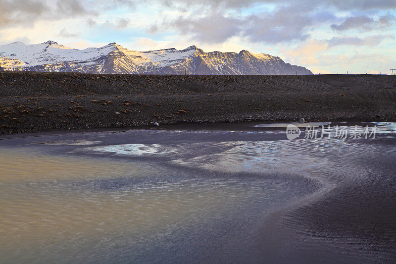 Jokulsarlon海滩日出与山和云