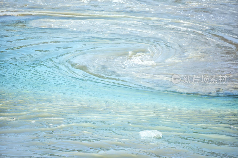 阿拉斯加冰川湾清澈的海水在旋转