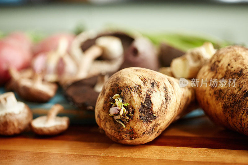 特写新鲜的欧洲防风与根蔬菜在桌子上