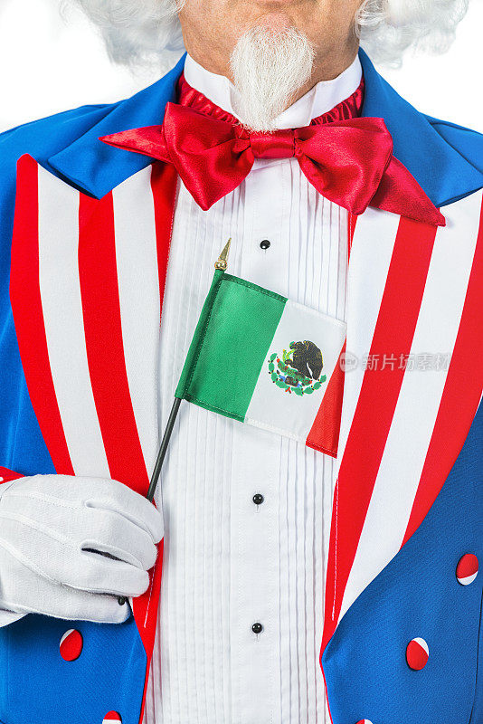 山姆大叔从翻领上扯下一面小小的墨西哥国旗