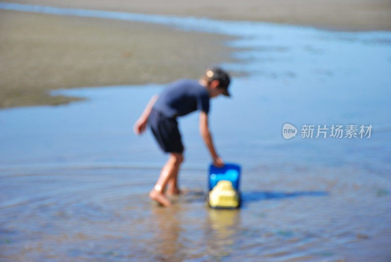 在海滩上玩水的孩子，完全散焦