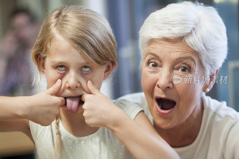 孙女做了个鬼脸，奶奶很惊讶