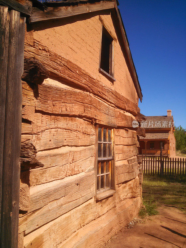 犹他州格拉夫顿鬼镇废弃的乡村小屋，粗糙的原木
