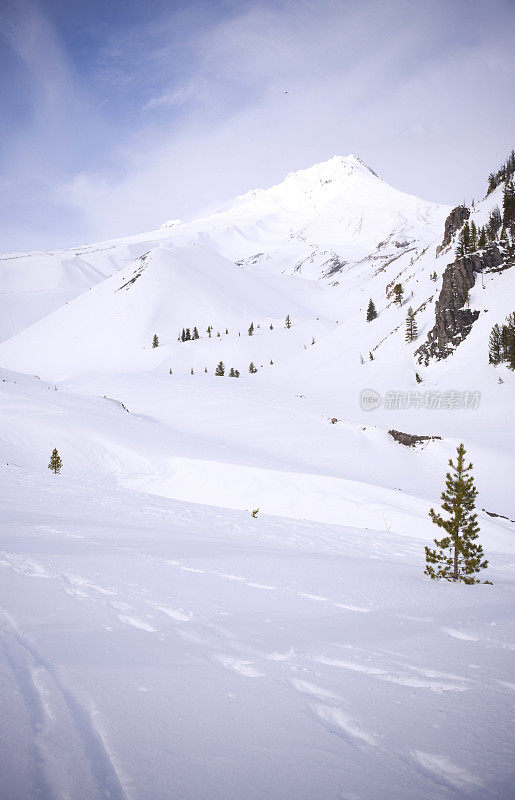 俄勒冈州的胡德山被白雪覆盖