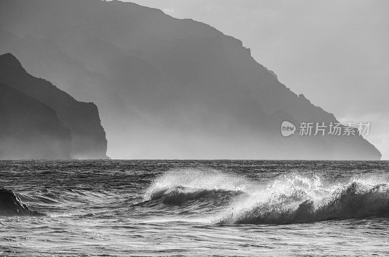 纳帕利海岸的汹涌海浪