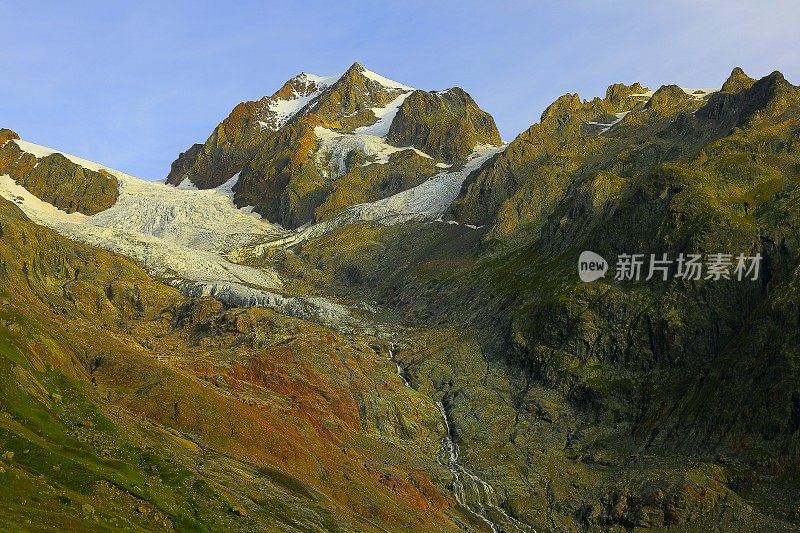 阿尔卑斯山景观，勃朗峰冰川在黎明倾泻