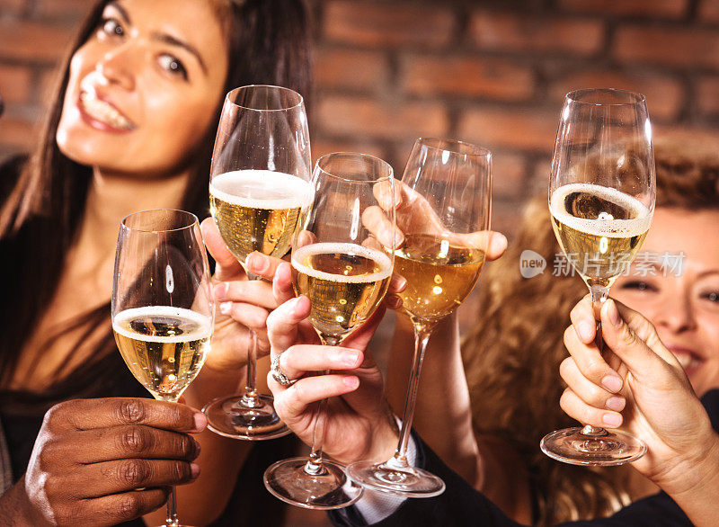 幸福的朋友，用香槟酒举杯迎接新年