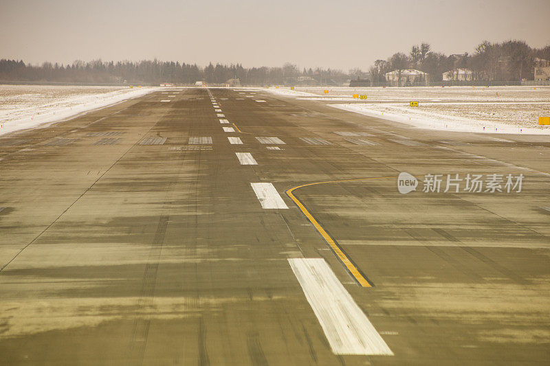 冬季，乌克兰利沃夫国际机场航站楼跑道