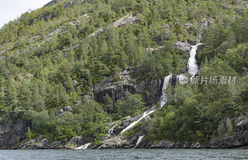 夏天挪威峡湾的瀑布