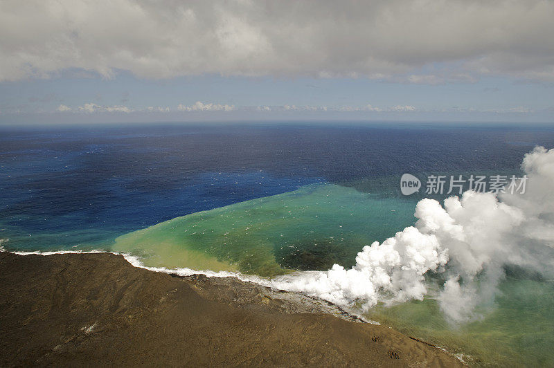 火山熔岩从基拉韦厄火山流入大海