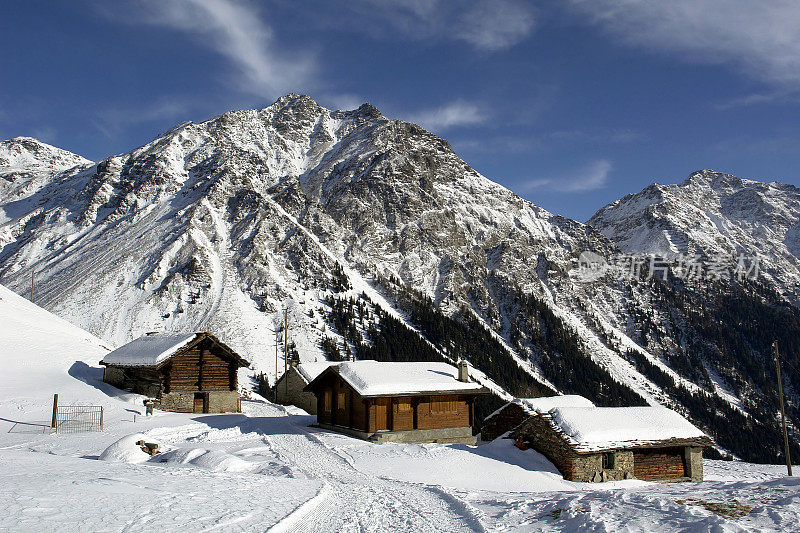 白雪覆盖的高山小屋