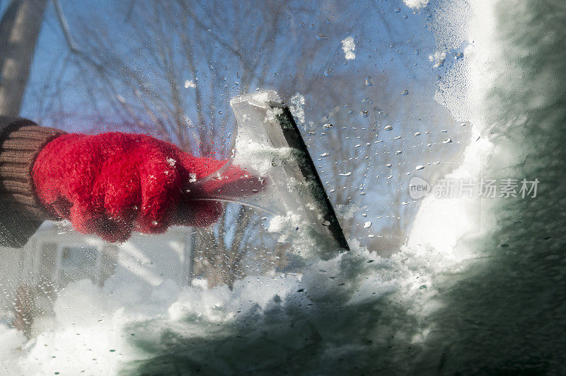 在冬天刮掉挡风玻璃上的冰和雪