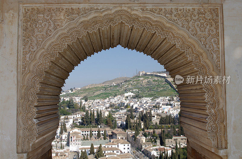 从阿尔罕布拉俯瞰格拉纳达的拱门