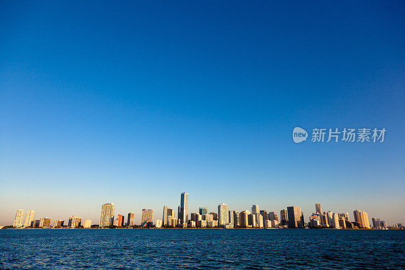 迈阿密天际线摩天大楼与明亮的蓝色天