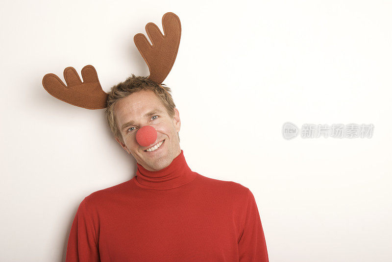 红鼻子驯鹿圣诞假期男子微笑白色背景