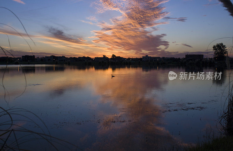 湖上朦胧的夕阳