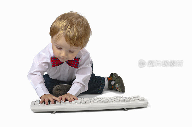 用经典电脑键盘的小男孩