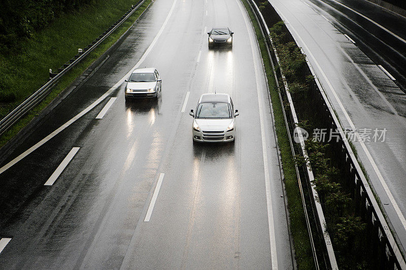 雨在高速公路