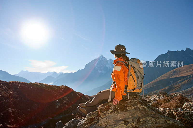 游客在喜马拉雅山休息